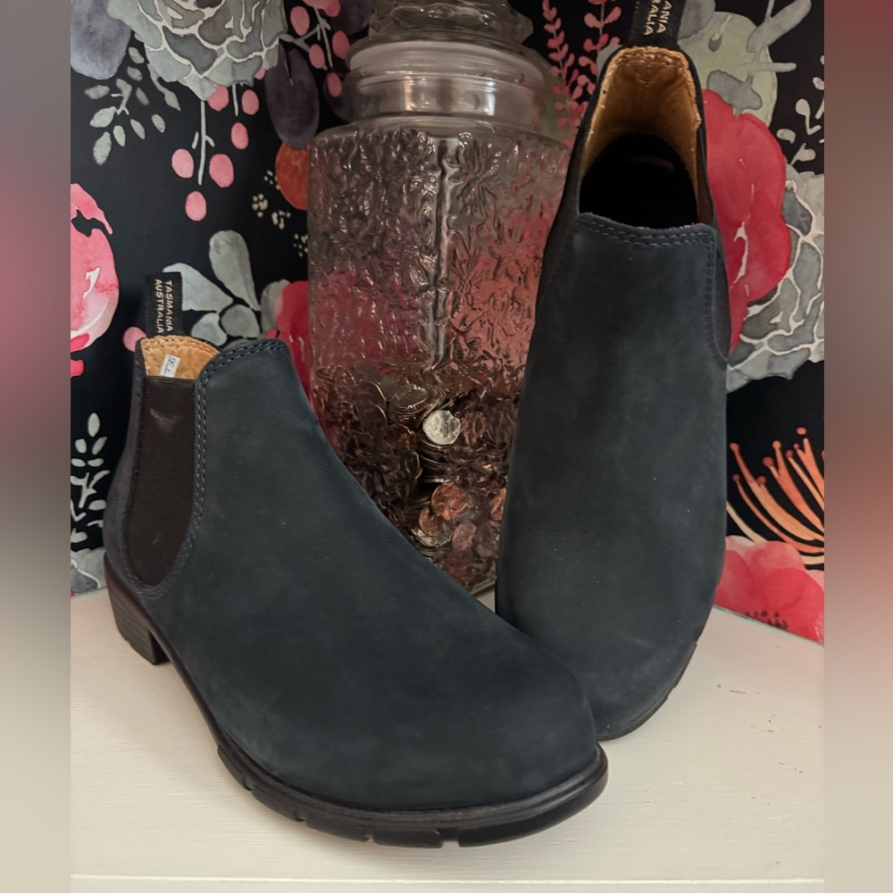Navy blue suede Blundstones size 8 women's